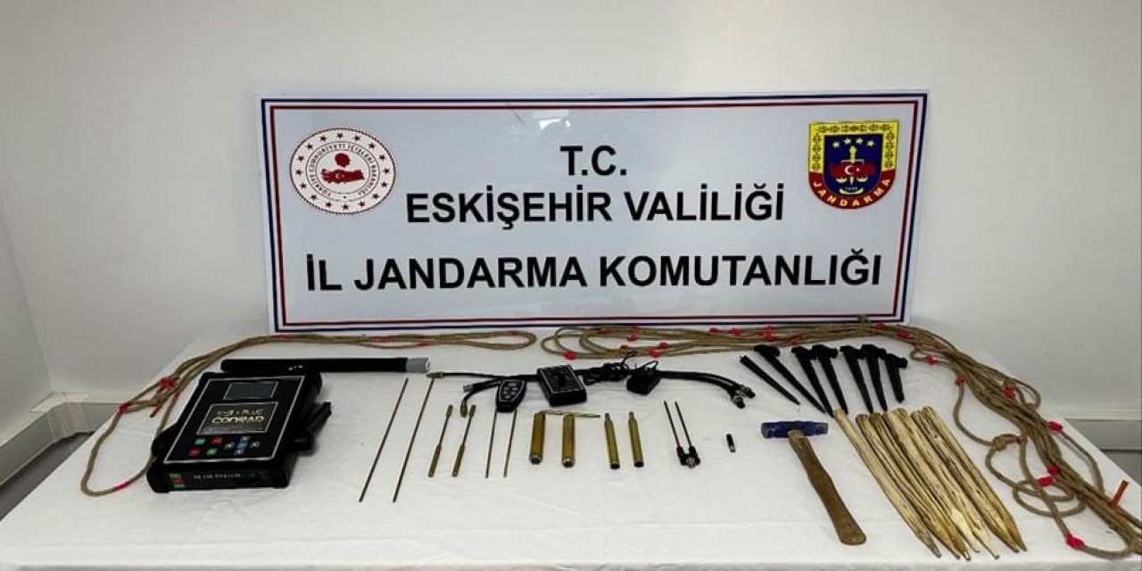 Eskişehir'de kaçak kazı yapan şüphelilere jandarmadan baskın