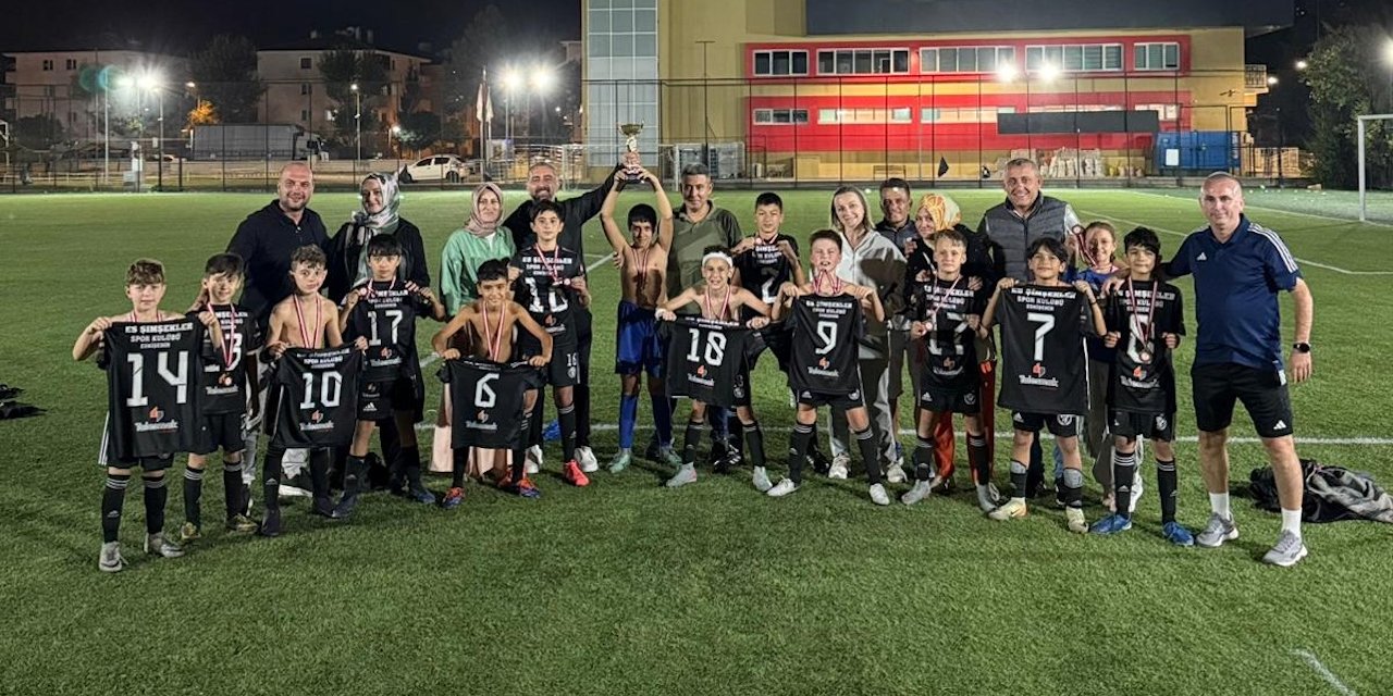 Es Şimşekler Spor Kulübü kupayı kaldırdı
