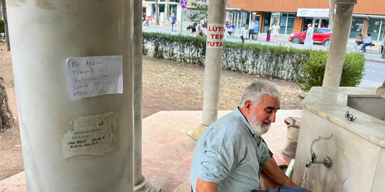 Camiye asılan yazı dikkat çekiyor