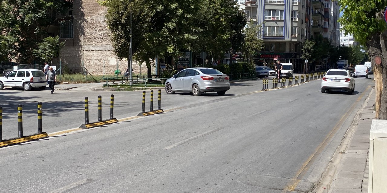 Atatürk Caddesi'nde sürücüler karşıdan karşıya geçemiyor