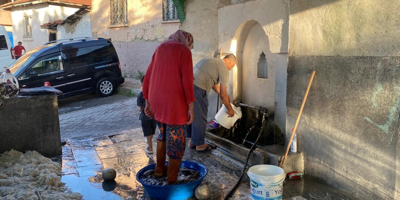 Eskişehir'de vatandaşlar su ihtiyaçlarını çeşmeden karşılıyor