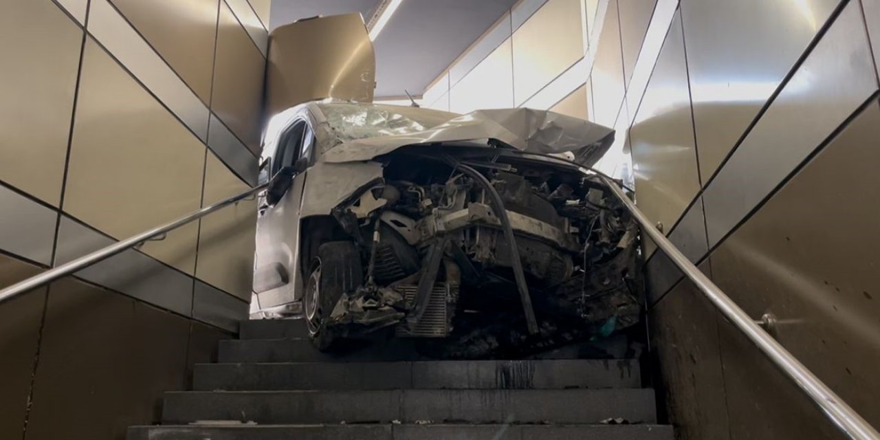 Seyir halinde lastiği patlayan araç metro istasyonuna daldı