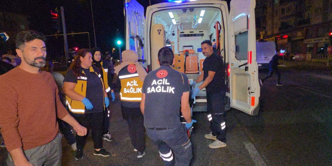 Karşıdan karşıya geçmek isteyen bir kişiye otomobil çarptı