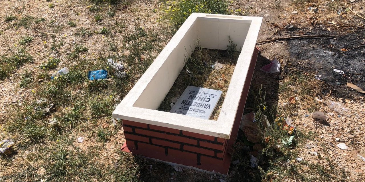 Eskişehir’de boş araziye bırakılan mezar tedirginlik yarattı
