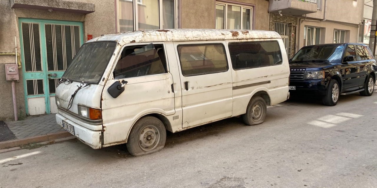 Eskişehir'de âtıl durumda duran araç dikkat çekiyor