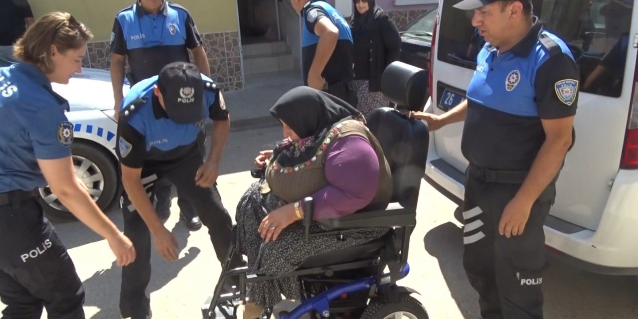 Eskişehir'de engelli kadına polisten anlamlı yardım