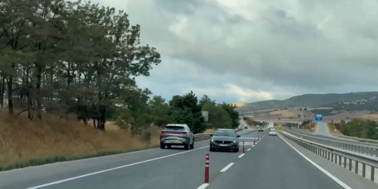 Trafikte ters şeritte ilerleyen sürücü yürekleri ağza getirdi