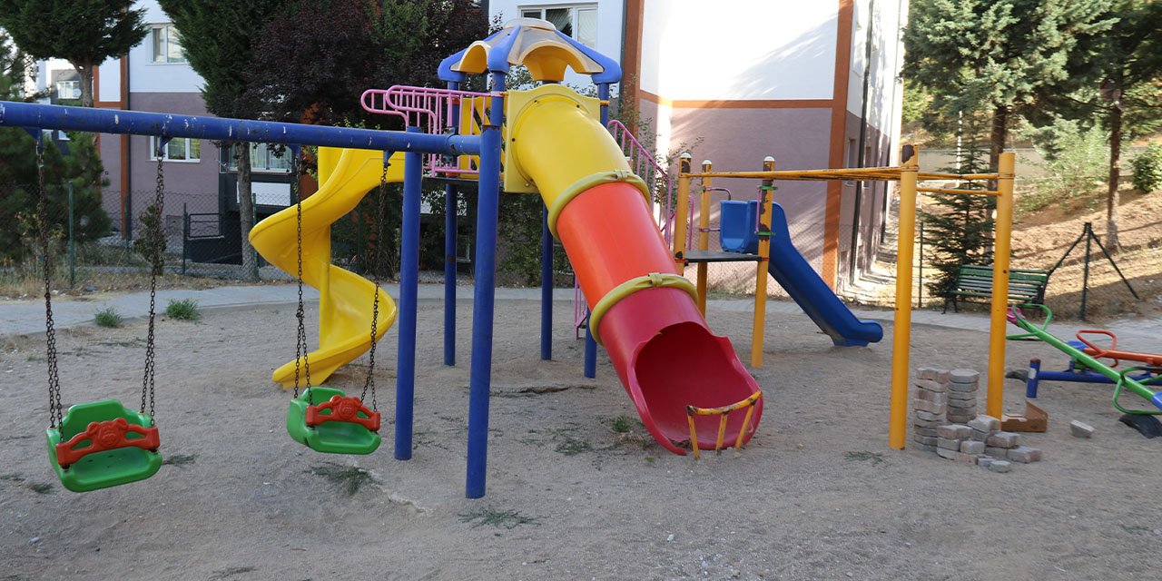 Eskişehir'de parktaki o demir kazaya davetiye çıkarıyor