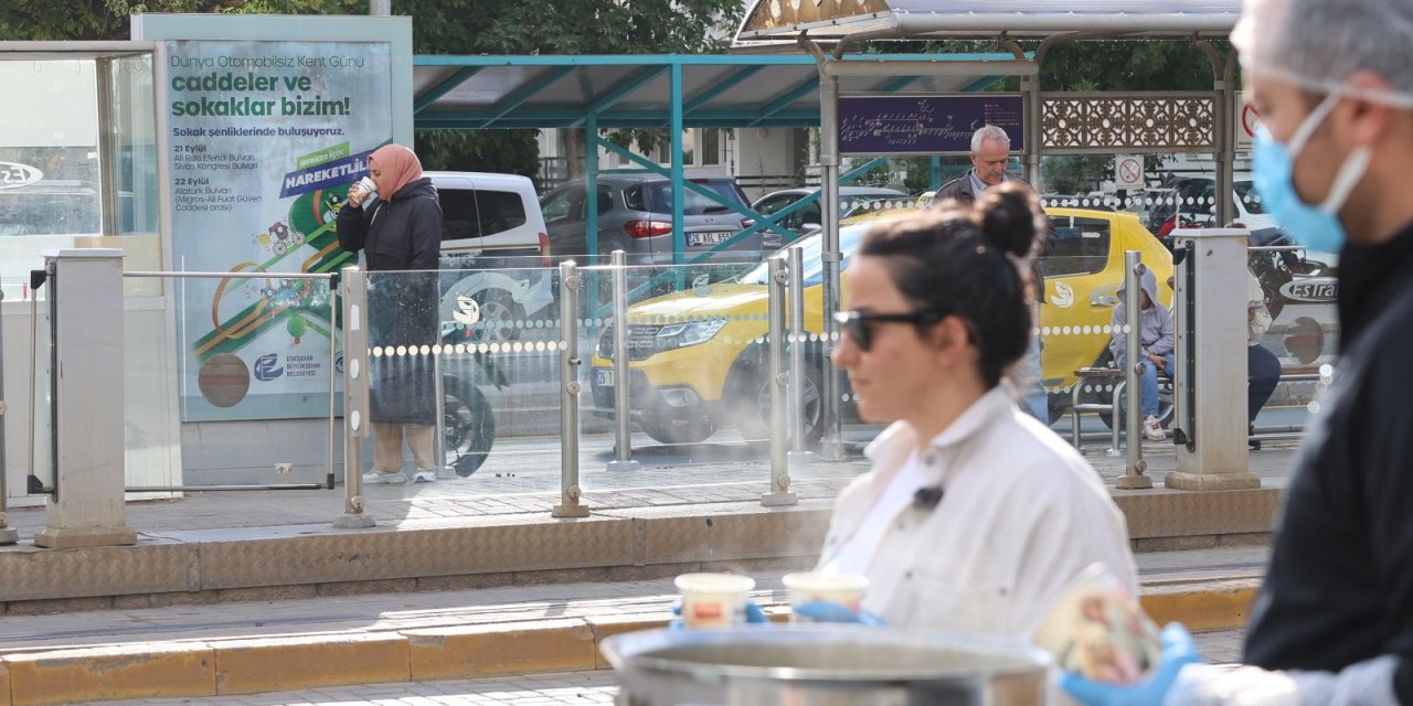 Eskişehir'de tramvay duraklarında çorba ikramı
