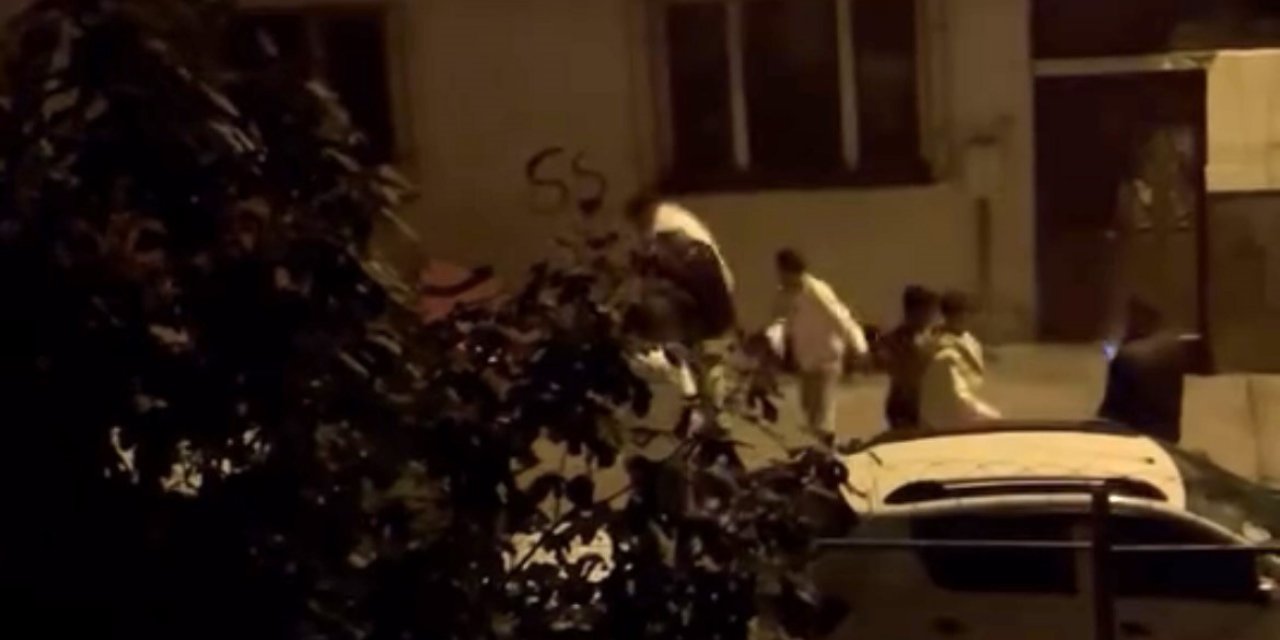 Bir grup genç sokağı savaş alanına çevirdi