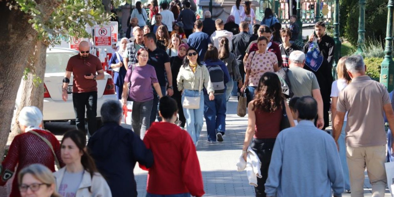 Güzel havayı fırsat bilen vatandaşlar çarşıyı doldurdu
