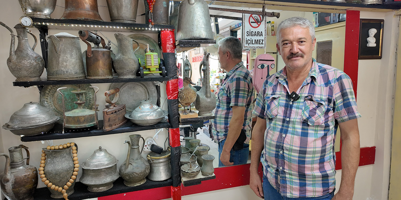 Dükkanına koyduğu asırlık ürünler müşterilerin dikkatini çekiyor