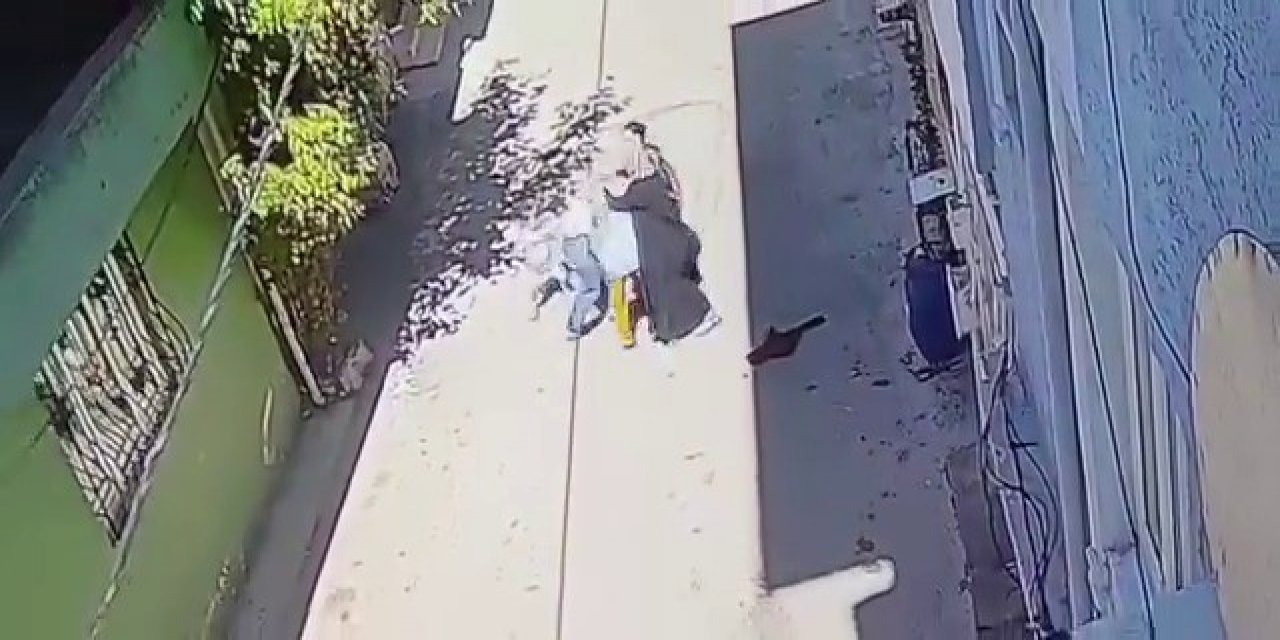 3 kadından kucağında çocuğu olan anneye meydan dayağı!