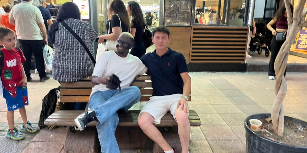 Eskişehirli Osimhen vatandaşlar ile fotoğraf çekindi