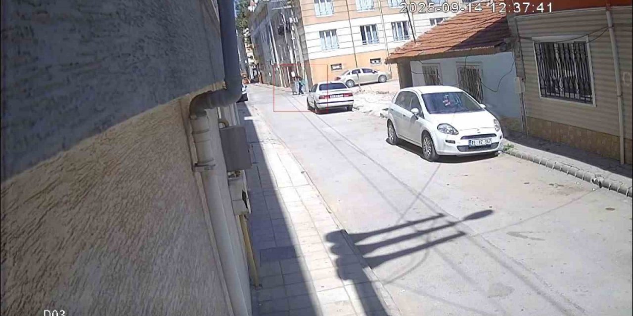 Altınları aldığı iddia edilen kadının yakınları mağdurun adresine gitti