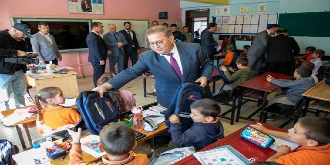 Eskişehir'de öğrencilere okul çantası hediye edildi