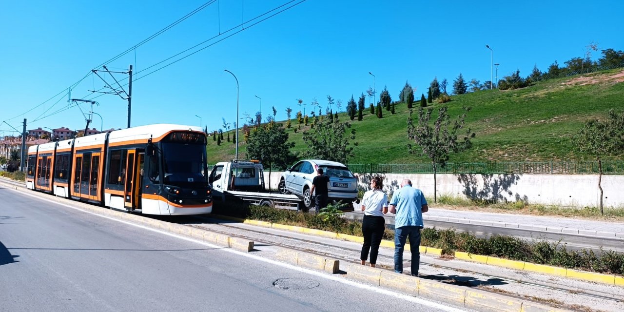 Otomobil tramvay hattına girdi
