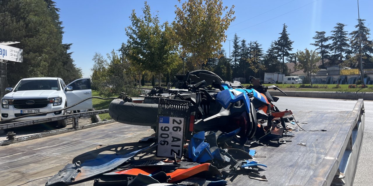 Motosiklet sürücüsü havaya savruldu