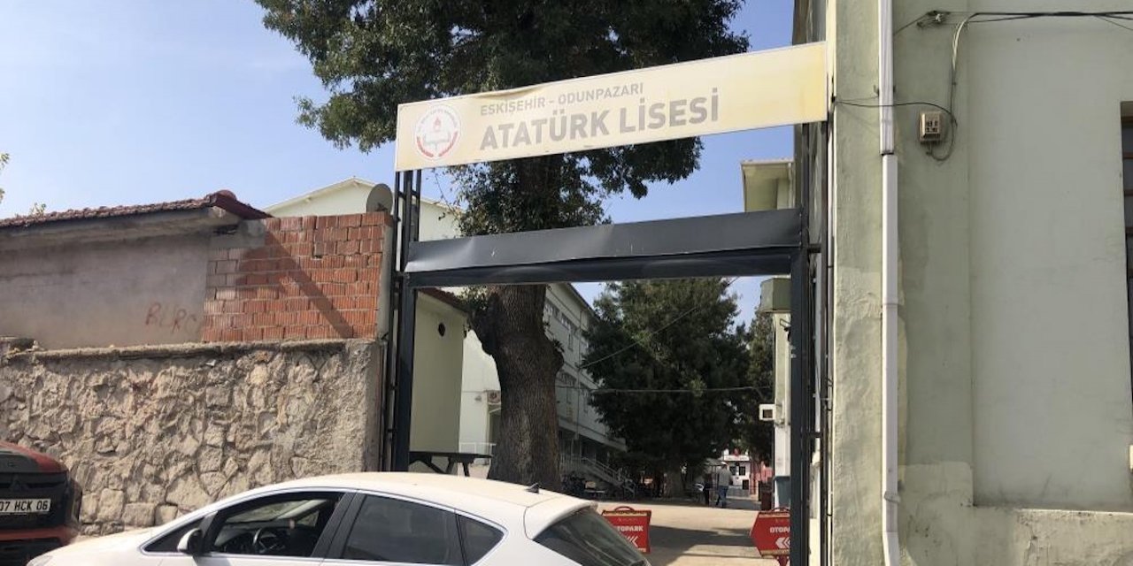 Kamyon kasası Atatürk Lisesi'nin kapısına zarar verdi