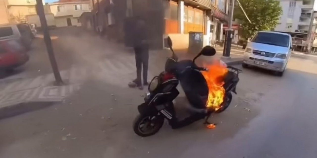 Bursa’da motosiklet alev topuna döndü, vatandaş vileda kovasıyla müdahale etti