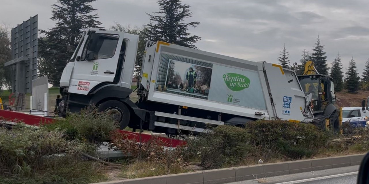 Çöp kamyonu refüje çıktı