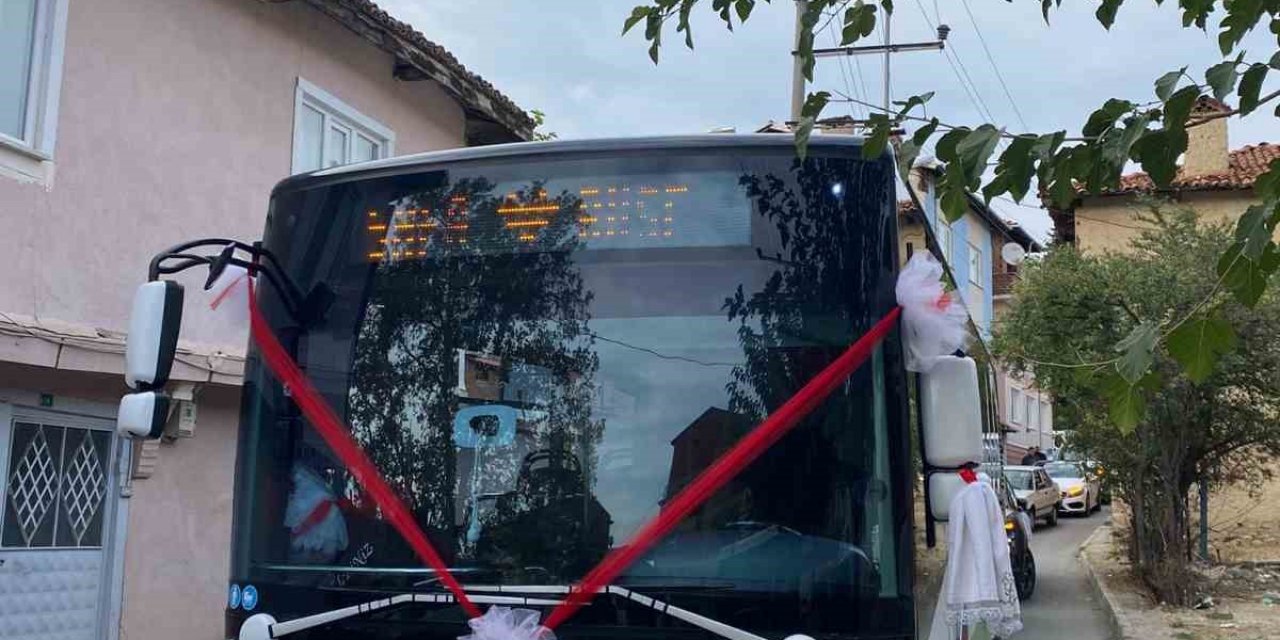 Bursa’da otobüs gelin arabası gibi süslendi