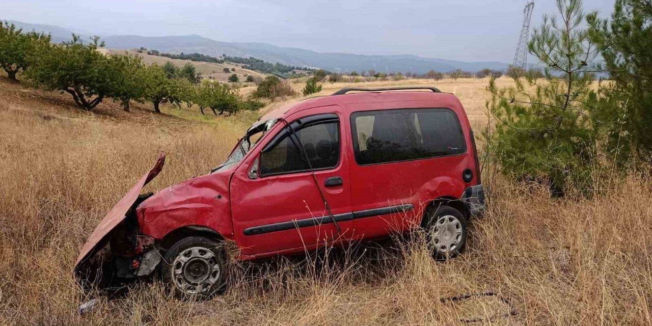 Kontrolden çıkan hafif ticari araç tarlaya uçarken, sürücüsü yaralandı