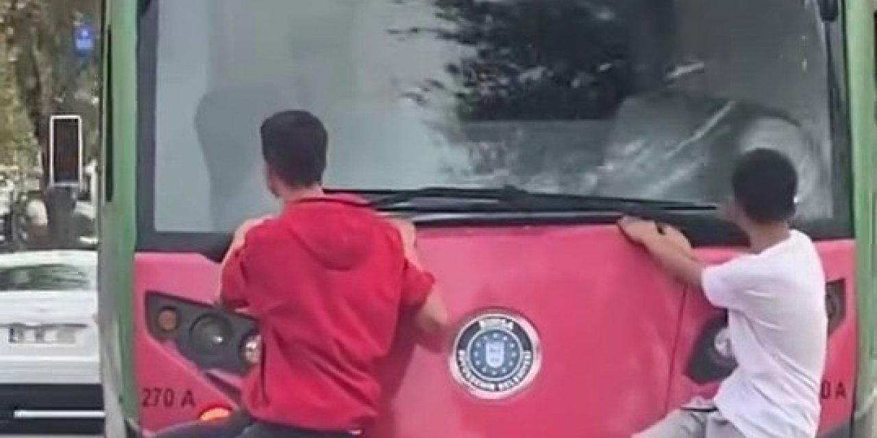 Bursa’da çocukların tehlikeli yolculuğu kamerada