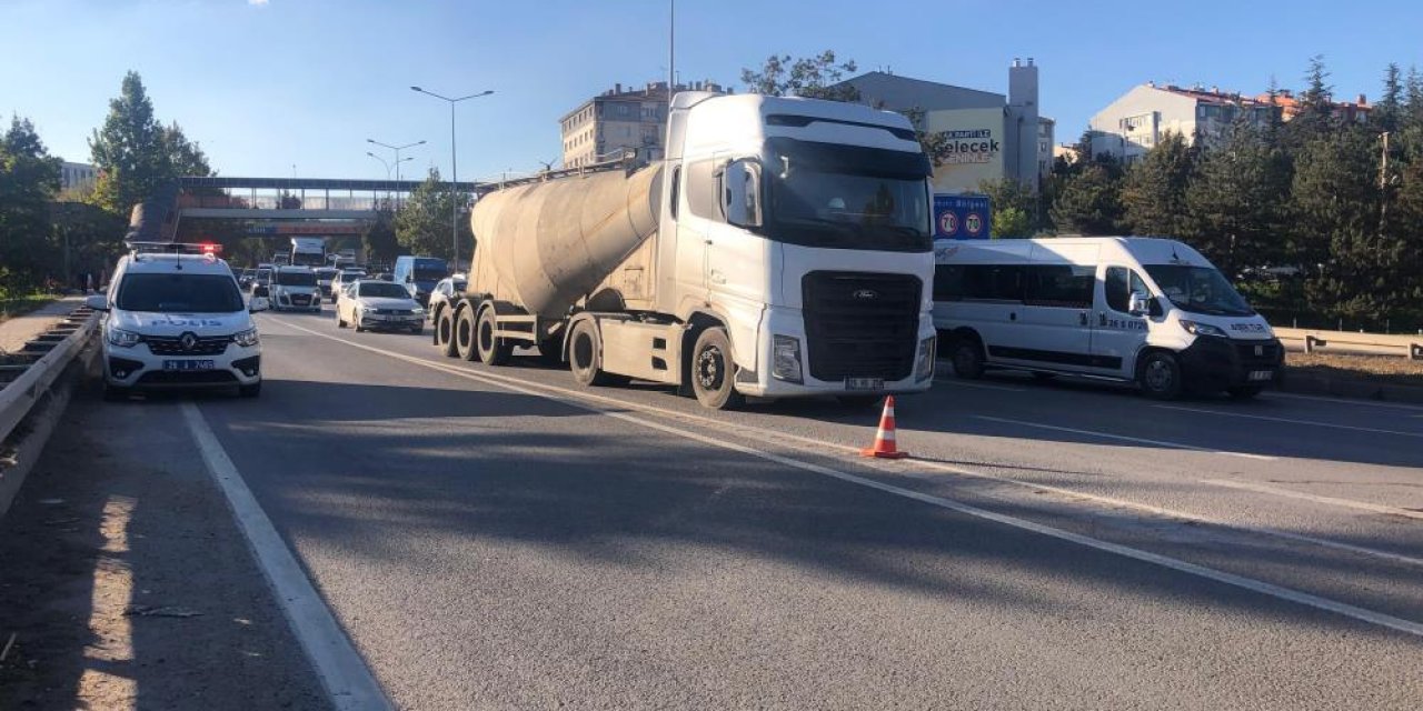 Motosiklet ticari araca arkadan çarptı