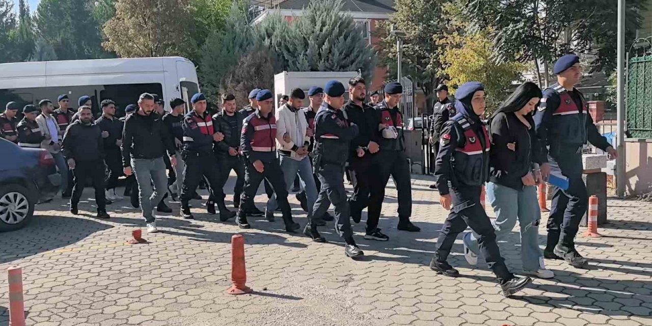 Bursa’da bir kişinin ölümüne 2 kişinin yaralanmasına neden olayda 10 kişi adliyeye sevk edildi