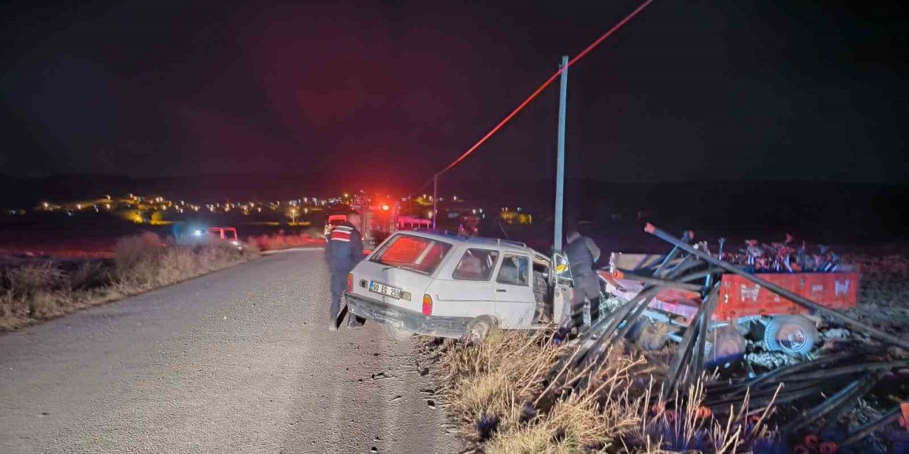 Otomobil su borusu yüklü traktör römorkuna çarptı: 2 yaralı