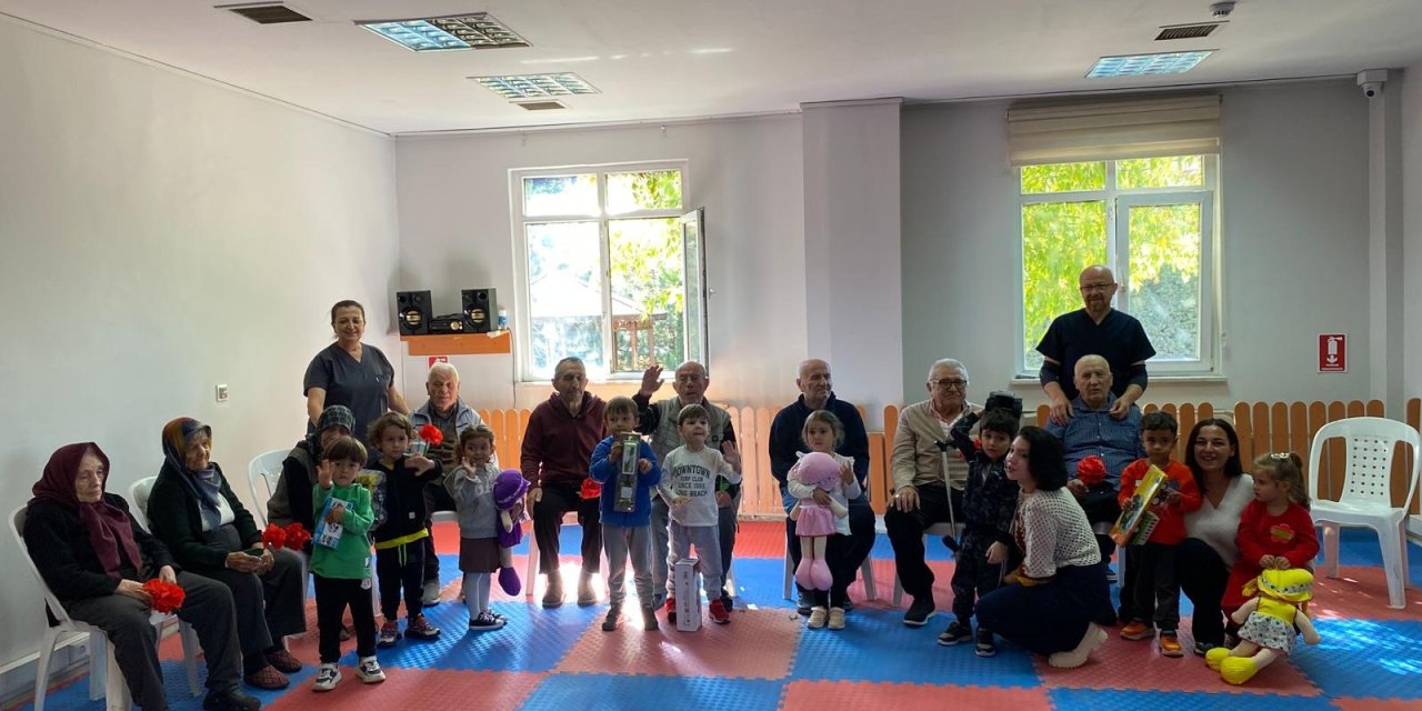 Yaşlılar Günü’nde miniklerden anlamlı ziyaret