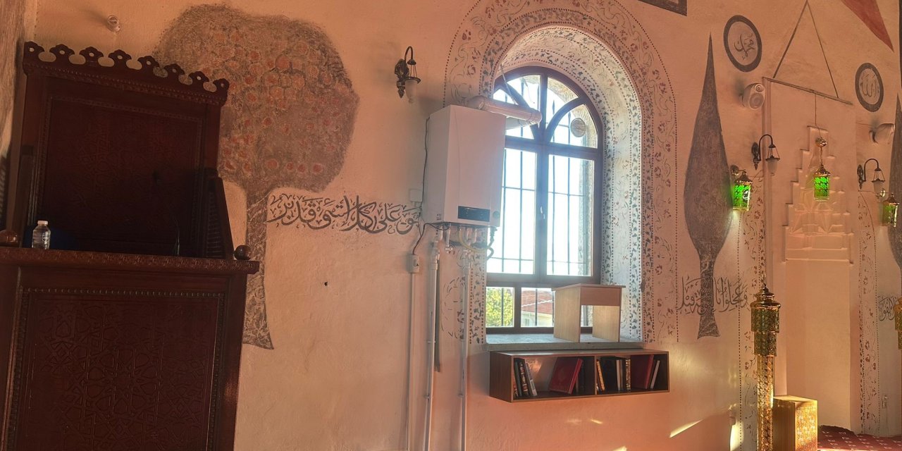 139 yıllık camiye takılan kombi tepki çekti