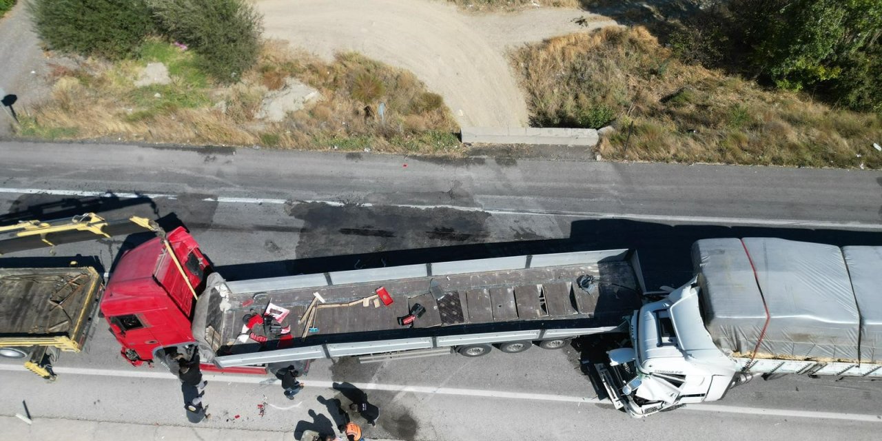 2 tır birbirine girdi: 2 yaralı