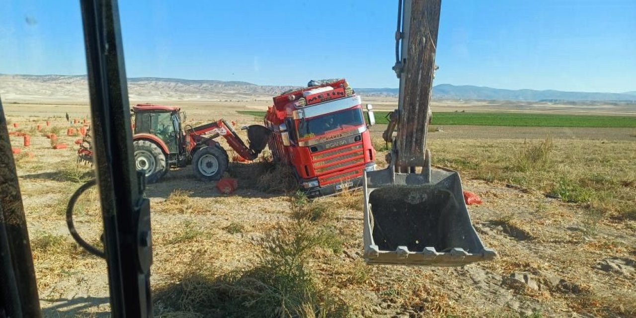 Eskişehir'de toprağa batan tır güçlükle kurtarıldı