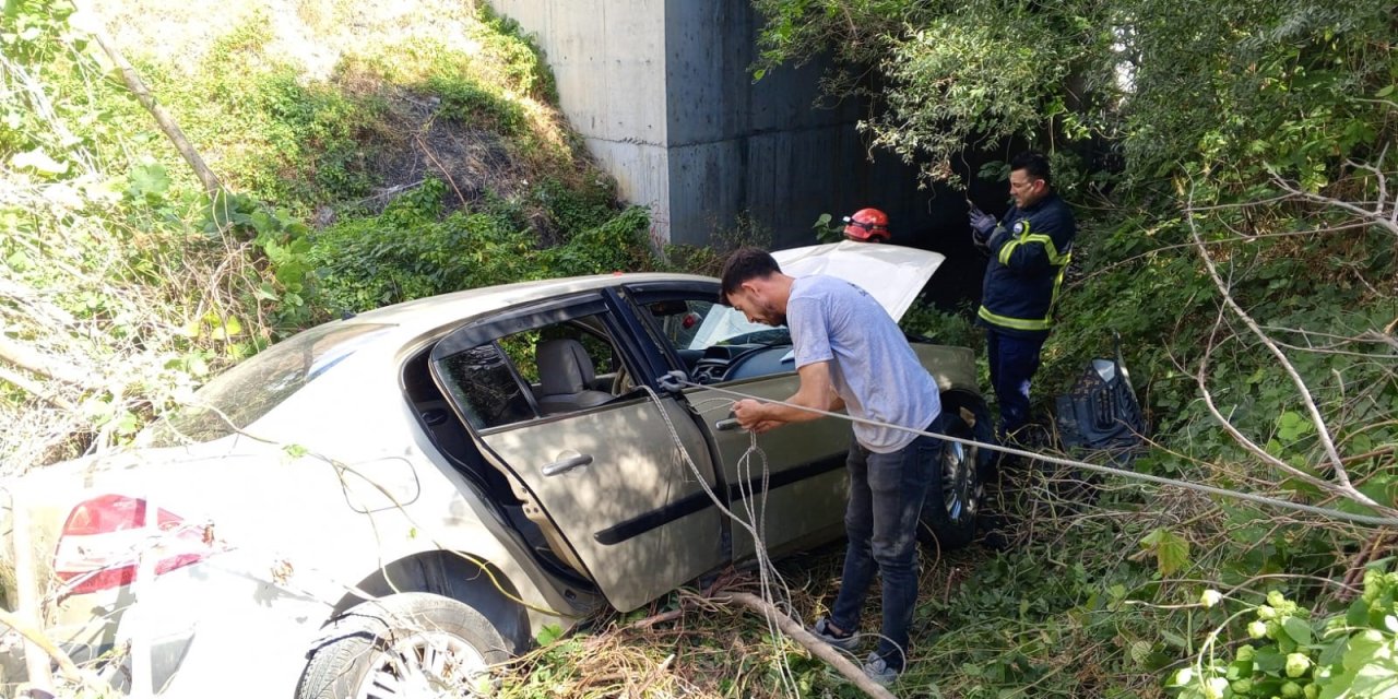 Kontrolden çıkan otomobil dere yatağına uçtu: 2 yaralı