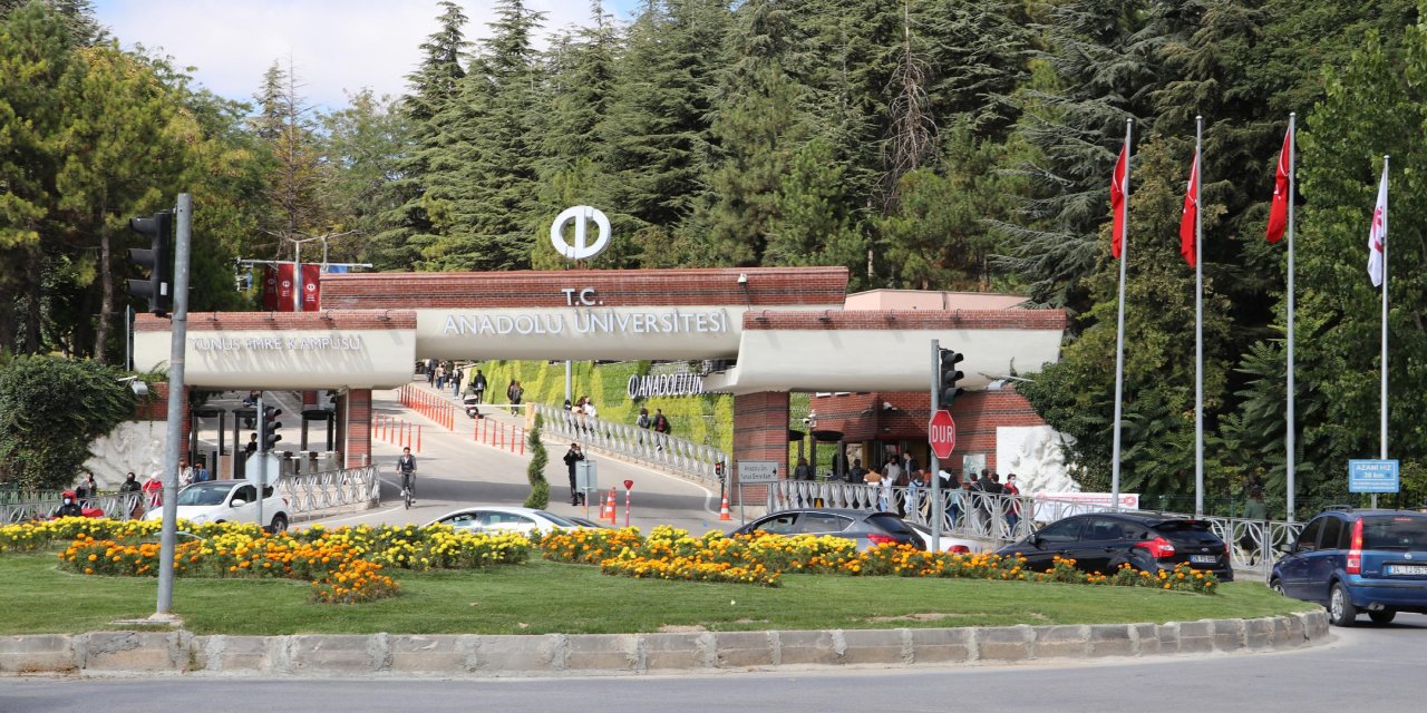 Hiç derse girmeden maaş almışlar!