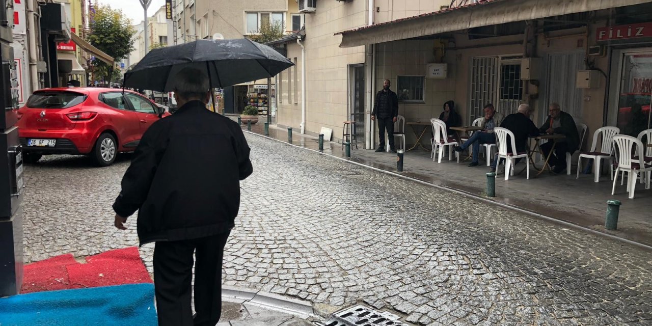 Eskişehir'de sağanak yağış vatandaşı sevindirdi