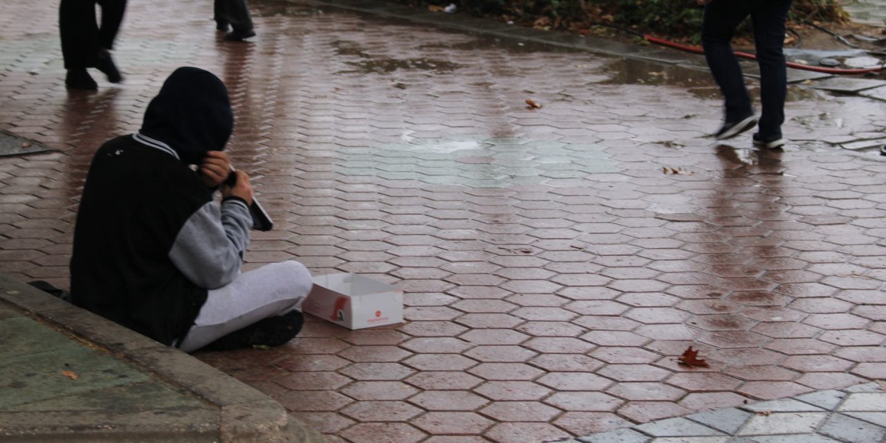 Eskişehir'de yağmur altında geçim mücadelesi