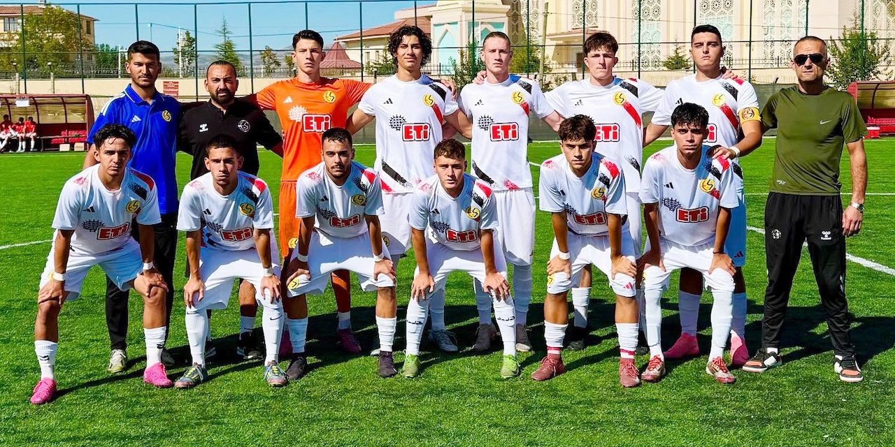 Eskişehirspor'un gençleri Pendik önünde