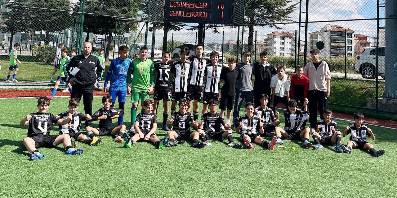 Es Şimşekler'de çifte gurur