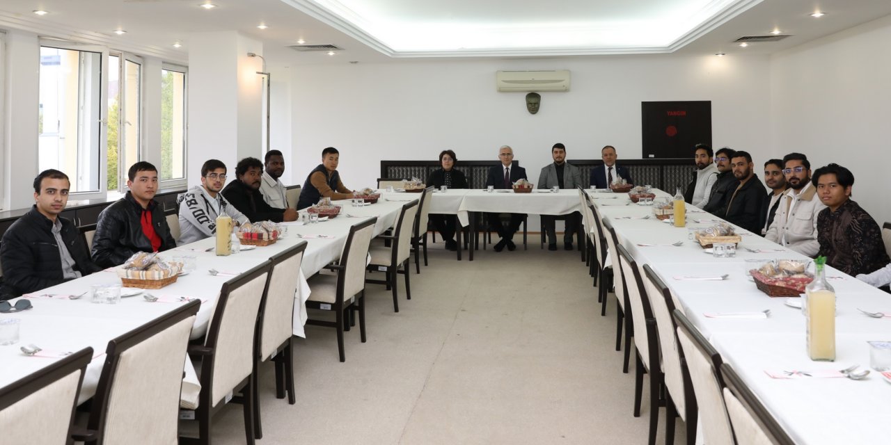 ESOGÜ Yönetimi uluslararası öğrencilerle bir araya geldi