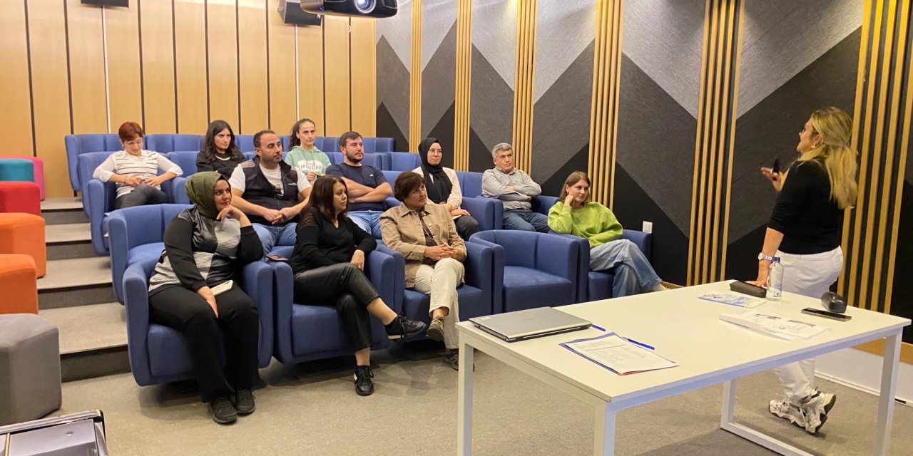 'Aile ve İnternet' eğitimi verildi