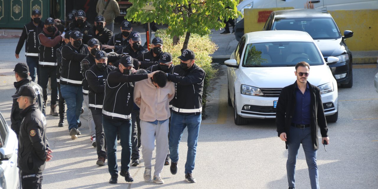 Eskişehir'de zehir tacirlerine eş zamanlı operasyon