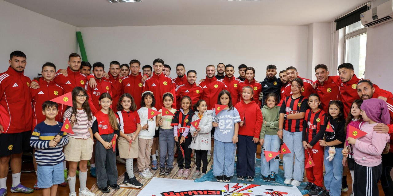 Eskişehirspor oyuncuları miniklerle bir araya geldi