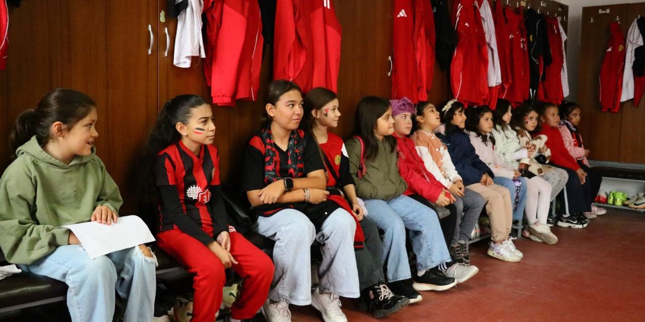 Küçük kızların Es-Es sevgisi