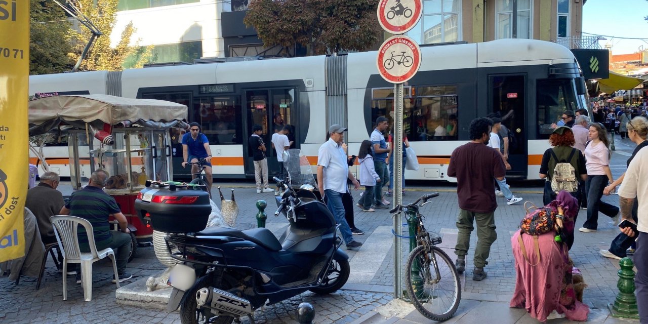 Eskişehir’de uyarı levhasının altına motosikletini park etti