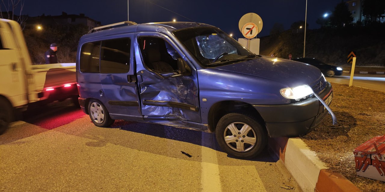 Hafif ticari araç ile motosiklet çarpıştı: 1 yaralı