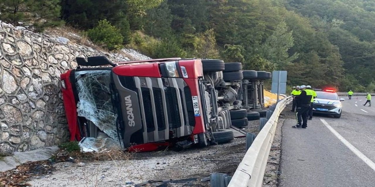 Devrilen tırda sürücü ve eşi yaralandı