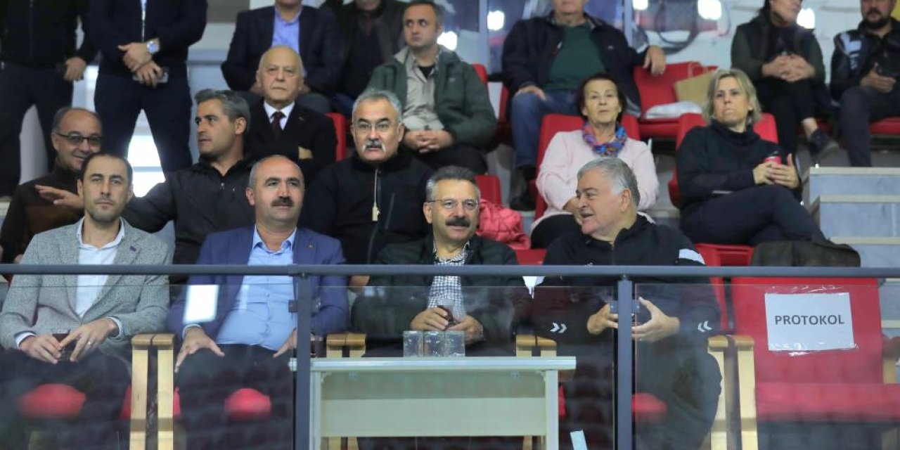 Vali Aksoy, Türkiye Hentbol Erkekler Süper Lig maçını tribünden takip etti